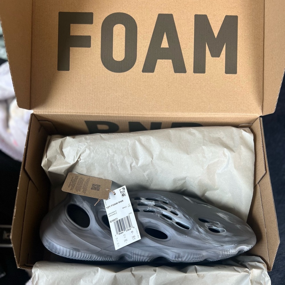 Gray Foam runner Sneakers